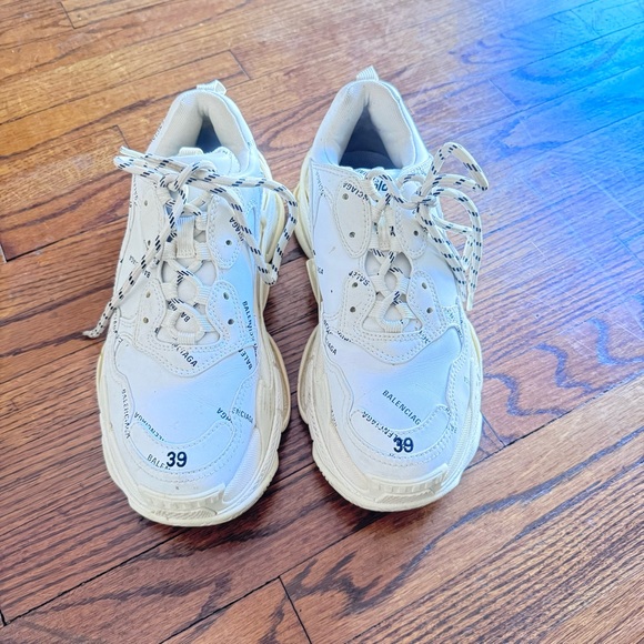 BALENCIAGA WOMEN'S TRIPLE S SNEAKER ALLOVER LOGO IN WHITE/BLACK - Picture 2 of 3